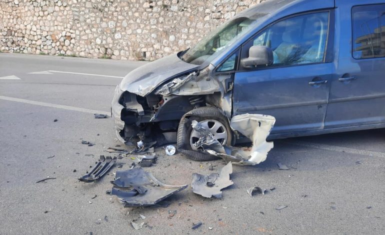 PAMJET/ Aksident në Pogradec, makina përplaset me kamionin, detajet e para