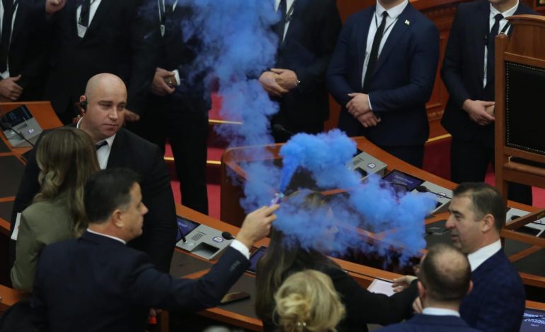 BLLOKUAN SEANCËN PLENARE/ PS kërkon përjashtimin e 19 deputetëve të opozitës: Shkaktuan kaos