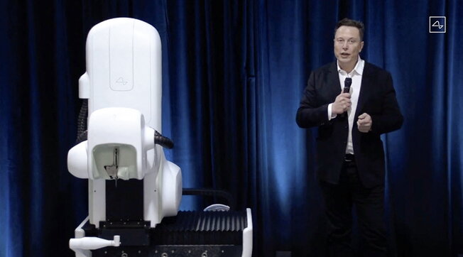 PËR HERË TË PARË NË HISTORI/ Kompania e Elon Musk implanton çipin e parë në trurin e njeriut