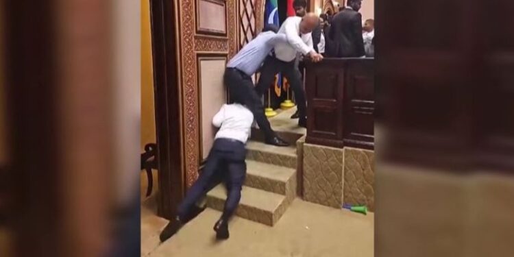 PAMJET VIRALE/ Përplasje fizike në parlament, shkak votimi i ministrave të rinj të qeverisë