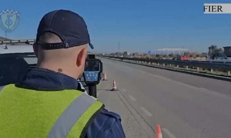 POLICIA E FIERIT ME “DORË TË HEKURT”/ Në një muaj 29 drejtues mjetesh të arrestuar, 61 patenta të pezulluara