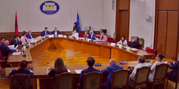 REFORMA ZGJEDHORE/ Kush janë 3 deputetët e PD zyrtare që konfirmuan pjesëmarrjen në mbledhjen e komisionit