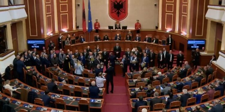 DEPUTETËT E BERISHËS BLLOKOJNË FOLTOREN/ Begaj nuk mban fjalën para ligjvënësve. Nikolla: Ndjesë Presidentit…