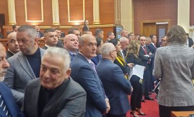 NIS ME TENSIONE PARLAMENTI/ Deputetët e opozitës rrethojnë foltoren me pankarta