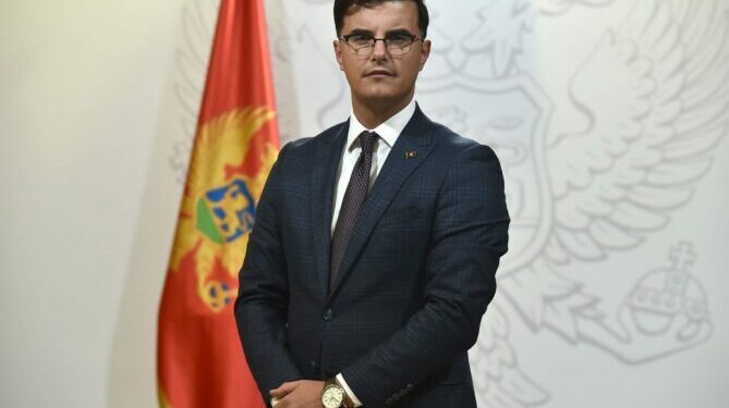 “DJEMTË JANË MIRË…”/ Dhunimi i 3 të rinjve nga Shqipëria, reagon ministri i Brendshëm malazez: Ngjarja po hetohet