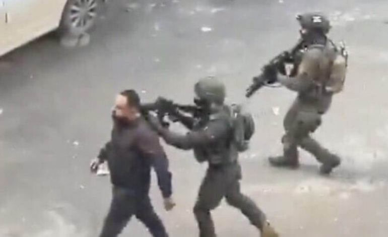 PAMJET/ Ushtarët izraelitë përdorin palestinezin si mburojë në Bregun Perëndimor
