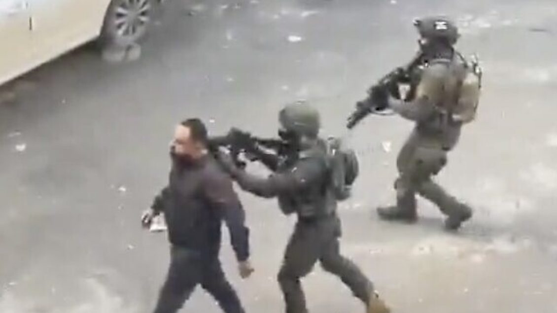 PAMJET/ Ushtarët izraelitë përdorin palestinezin si mburojë në Bregun Perëndimor