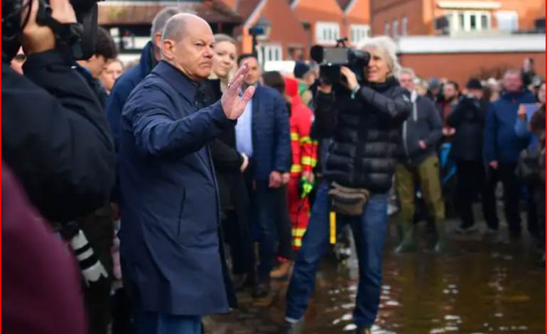 GJERMANI/ Kancelari Olaf Scholz shkon me helikopter zonat e përmbytjeve