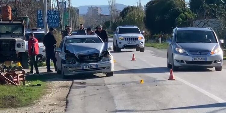 AKSIDENT I RËNDË NË LEVAN-TEPELENË/ Makina përplaset me motorin, ka të lënduar
