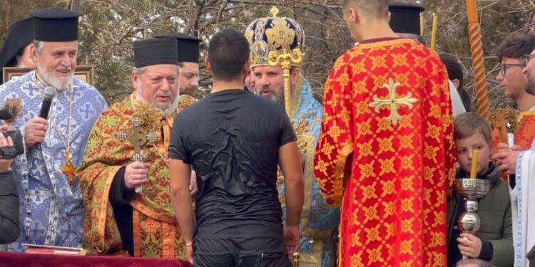 DITA E UJIT TË BEKUAR/ Ceremoni në të gjithë vendin, të rinjtë zhyten të kapin kryqin