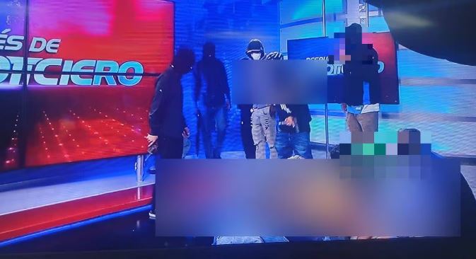 PAMJE TË RËNDA/ Persona të armatosur hyjnë brenda studios televizive në Ekuador, marrin peng disa njerëz