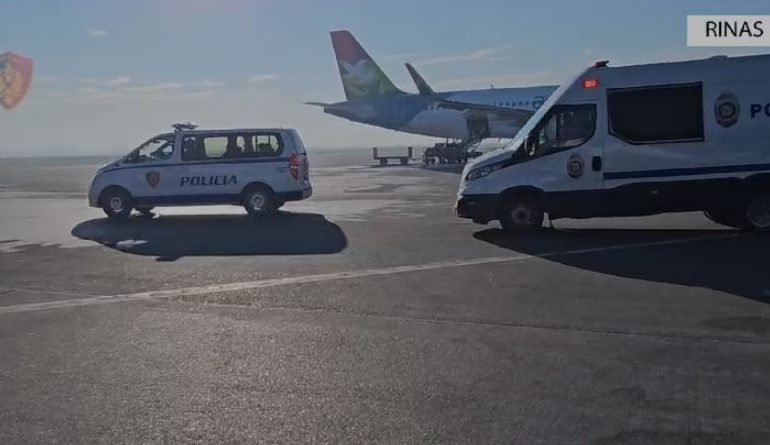 EMRAT/ Të akuzuar për veprimtari kriminale në fushën e narkotikëve, ekstradohen dy shtetas shqiptarë