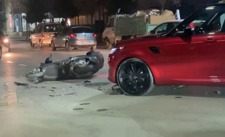 AKSIDENT NË FIER/ Fuoristrada përplas drejtuesin e motorit, rëndë në spital