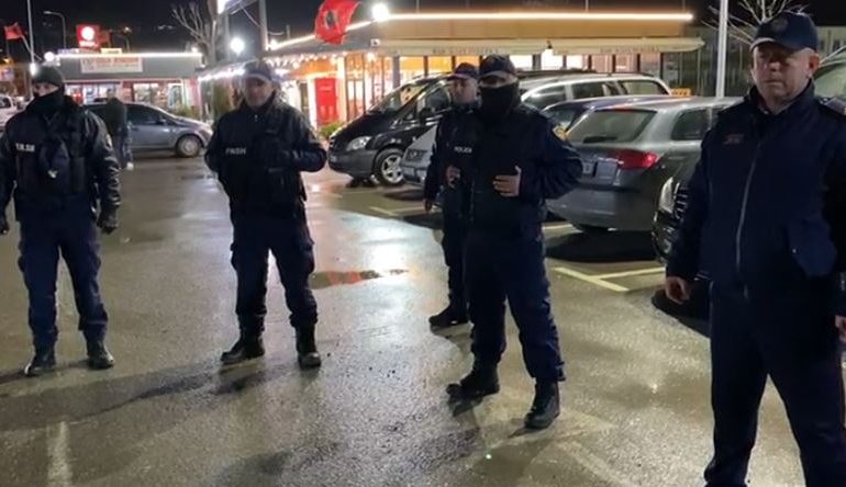 BLINDOHET KRUJA/ Policia dhe FNSH postblloqe në hyrje të qytetit, kontrolle në automjetet e dyshimta