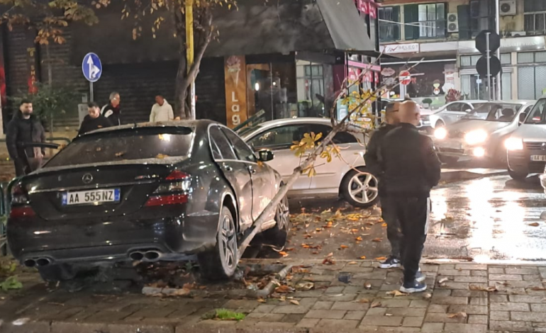 MAKINA HIPI NË TROTUAR NË “RRUGËN E ELBASANIT”/ Shoferi nën efektin e lëndëve narkotike
