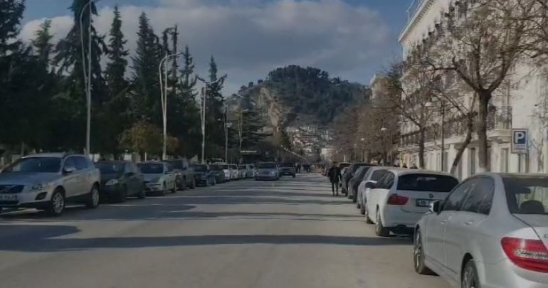 GJOBA DHE MASA TË RREPTA PËR SHOFERËT/ Policia e Beratit aksion blic në rrugët e qytetit