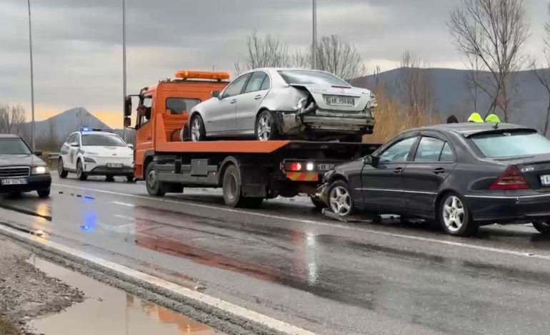 TJETËR AKSIDENT NË VEND/ Përplasen dy automjete te kryqëzimi i Gjadrit në Lezhë, dy gra të plagosura