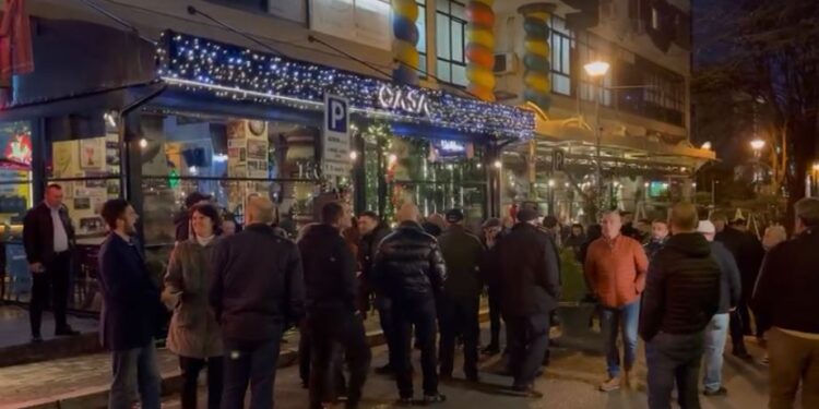 BERISHA NË ARREST SHTËP[IE/ Mbështetësit mblidhen sërish poshtë banesës së tij