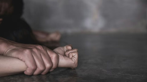 “U PËRDHUNOVA PËR 8-VITE RRESHT…”/ Rrëfimi tronditës: Abuzuesit më kërcënojnë me jetë
