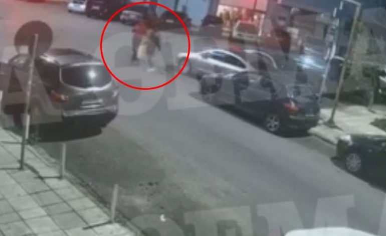 MASAKRUAN ME THIKË SHQIPTAREN SHTATZANË/ Kamerat kapin momentin kur autorët hedhin sendet personale në plehra