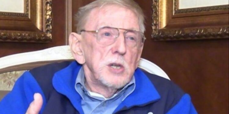 DENONCOI GJENOCIDIN SERB/ Amaneti i ish-ambasadorit amerikan: Kur të vdes, më varrosni në Kosovë