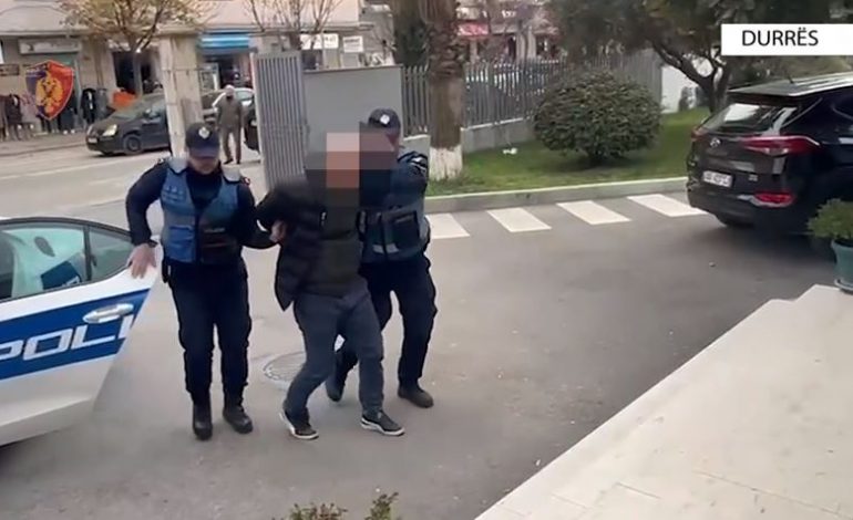 DYSHOHET SE SHTYU GRUAN DREJT VETËVRASJES/ Momenti ku 45 vjeçari dërgohet në polici