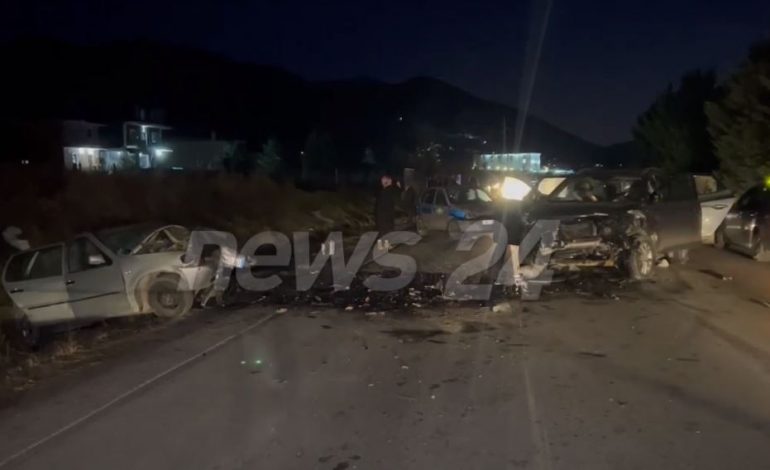 EMRI/ Aksidenti i frikshëm në Korçë, humb jetën i riu, të plagosurit transportohen në spital