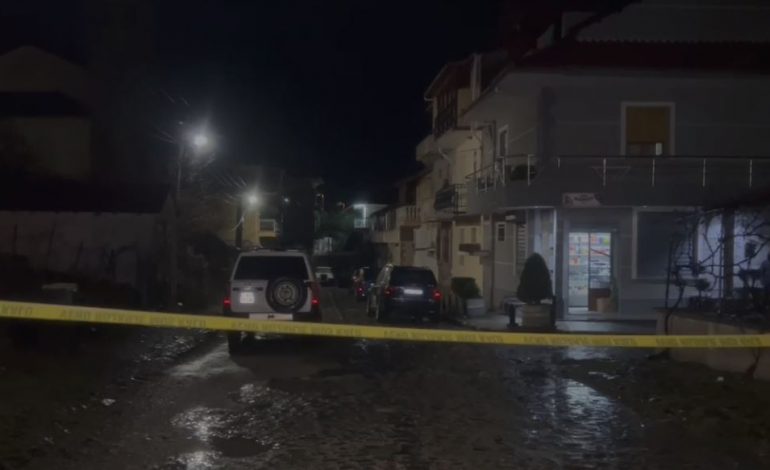 GRABITET NJË MARKET NË KORÇË/ Hajdutët nën kërcënimin e armës marrin para dhe… paketa cigaresh