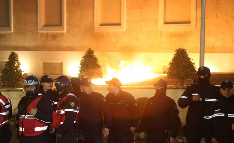 PROTESTA/ Hodhën molotov drejt Kryeministrisë, shoqërohen në polici dy persona