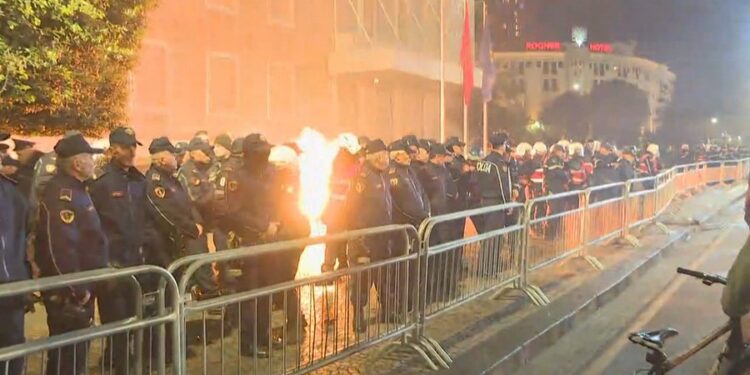 PROTESTA DREJT FUNDIT/ Militantët e Berishës sulmojnë Kryeministrinë me molotovë, rrëzojnë edhe gardhin metalik