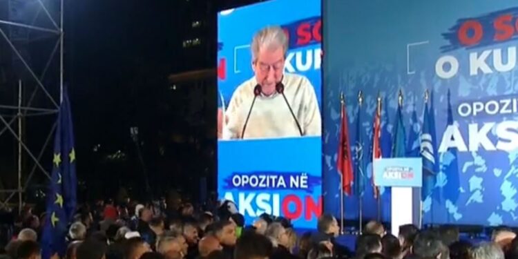 BERISHA ME PODIUM NË SHTËPI/ Mesazh për protestën: Menduan se s’do mbaja fjalim, por…