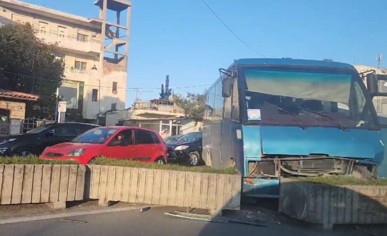 VIDEOLAJM/ Autobusi interuban përplaset me trafikndarësen në Durrës