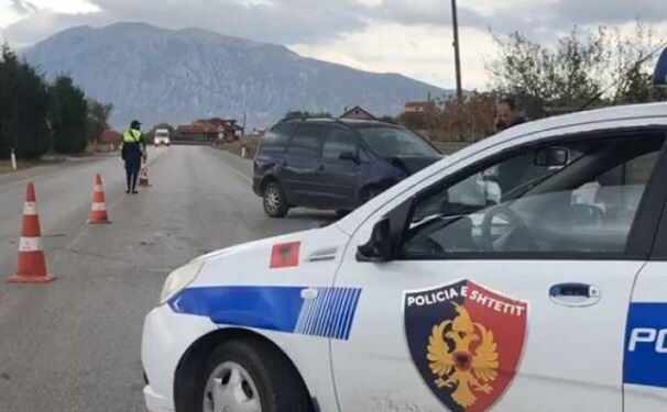 U PËRPLAS NGA “BENZI” QË PO ECTE ME SHPEJTËSI/ Ndërron jetë në spital një nga të plagosurit. Dy të tjerë në gjendje të rëndë (EMRAT)