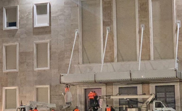 FOTOLAJM/ Nesër protesta e opozitës, nis ‘fortifikimi’ i Kryeministrisë