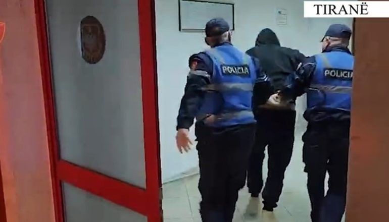 E PËSON KEQ/ Kërcënoi vëllanë dhe gruan me sëpatë se do i vriste, pranga 46-vjeçarit në Tiranë