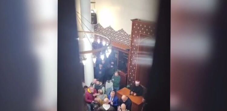 “NUK TË DUAM, JE GYLENIST”/ Plas sherri brenda xhamisë “Dine Hoxha” në Tiranë