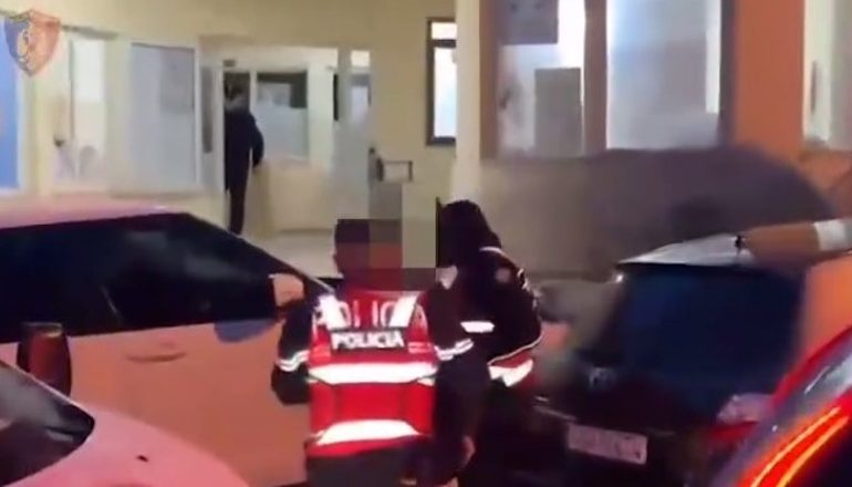 SHOKUESE/ Babai dhe gjyshja shfrytëzojnë djalin për të përfituar nga klikimet në TikTok! Postonin video të 10-vjeçarit me fjalë banale