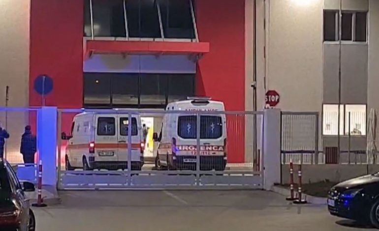 SKUQJE DHE ACARIM TË LËKURËS/ Asfiksohen disa punonjëse të një kompanie në Fier. Shkak, kimikatet e përdorura për pajisjet e makinave