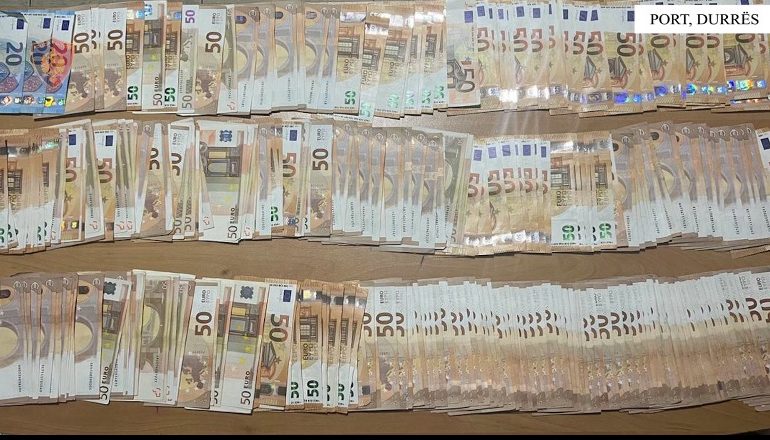 U NDODH AJO QË NUK E PRISNIN/ Ndalohet në kufi i deportuari nga Spanja dhe kosovarja e dënuar për falsifikim vizash, sekuestrohen 20 mije…