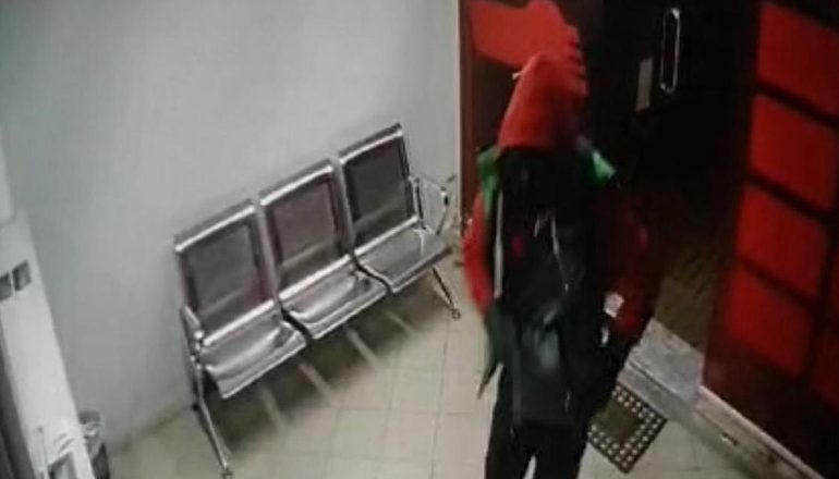 I MASKUAR DHE I VESHUR ME TË KUQE/ Policia ofron 5 mijë euro për këdo që jep informacion mbi autorin që grabiti këmbimin valutor