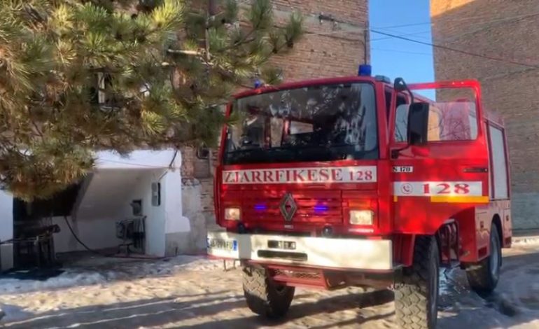 ISHIN TË PARKUARA NË RRUGË/ Digjen dy furgonë në Elbasan