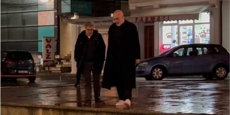 EDI RAMA PËRKRAH BENET BECIT NË SHKODËR/ Merr pjesë në kremtimet e Karnavaleve