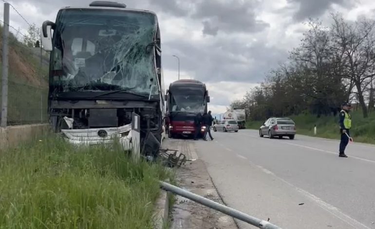 E RËNDË/ Një autobus i linjës Durrës-Itali është përfshirë në një aksident mëngjesin e sotëm në Ulqin