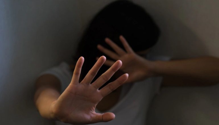 NUK NDALEN NGJARJET E RËNDA/ Ushtroi dhunë fizike ndaj bashkëjetueses, pranga 20-vjeçarit në Dibër