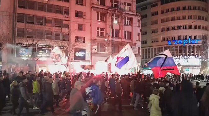 PROVOKIME DHE THIRRJE PËR LUFTË/ Manifestim pro Rusisë në Serbi: Pa Putin nuk e kthejmë Kosovën