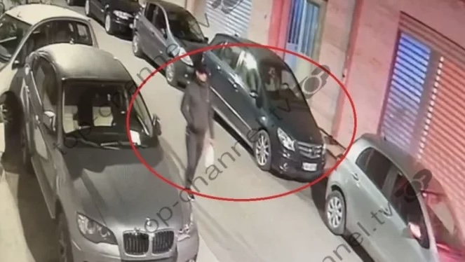 ME KAPUÇ DHE KOKËN POSHTË/ Ky është i dyshuari i vendosjes së lëndës plasëse sot në Durrës (VIDEO)