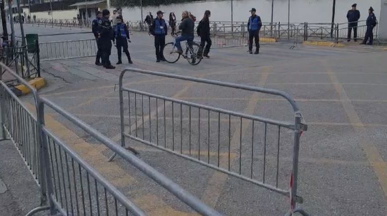VIDEOLAJM/ Gardhe metalike dhe forca të shtuara sigurie, Tirana nën “shtetrrethim” për vizitën e Zelenskyt dhe samitin për Ukrainën