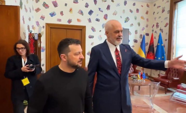 RAMA FTON ZELENSKYN NË ZYRËN E TIJ/ Ja dhurata e veçantë që i dha presidentit ukrainas