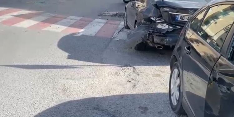 AKSIDENT NË VLORË/ Shoferi humb kontrollin e mjetit dhe merr para dy makina të parkuara