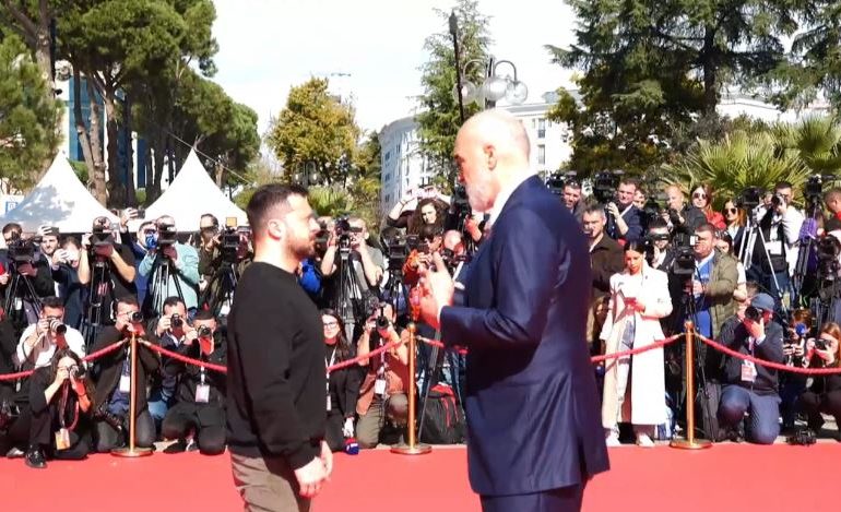 RAMA PRET ZELENSKYN PARA PALLATIT TË KONGRRSEVE/ Dy liderët bashkëbisedojnë në tapetin e kuq